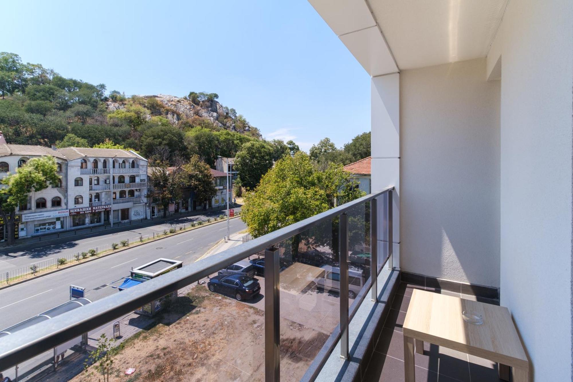 Modern 1-Bedroom Apartment With Free Parking พลอฟดิฟ ภายนอก รูปภาพ