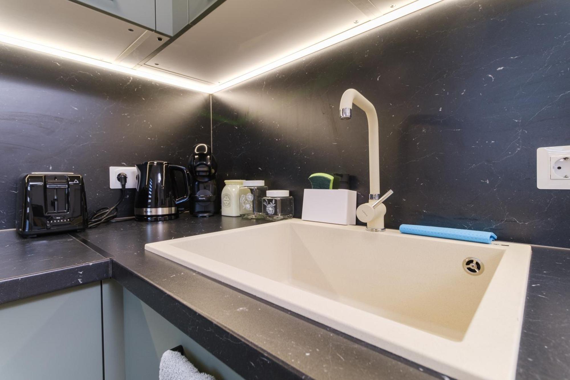 Modern 1-Bedroom Apartment With Free Parking พลอฟดิฟ ภายนอก รูปภาพ